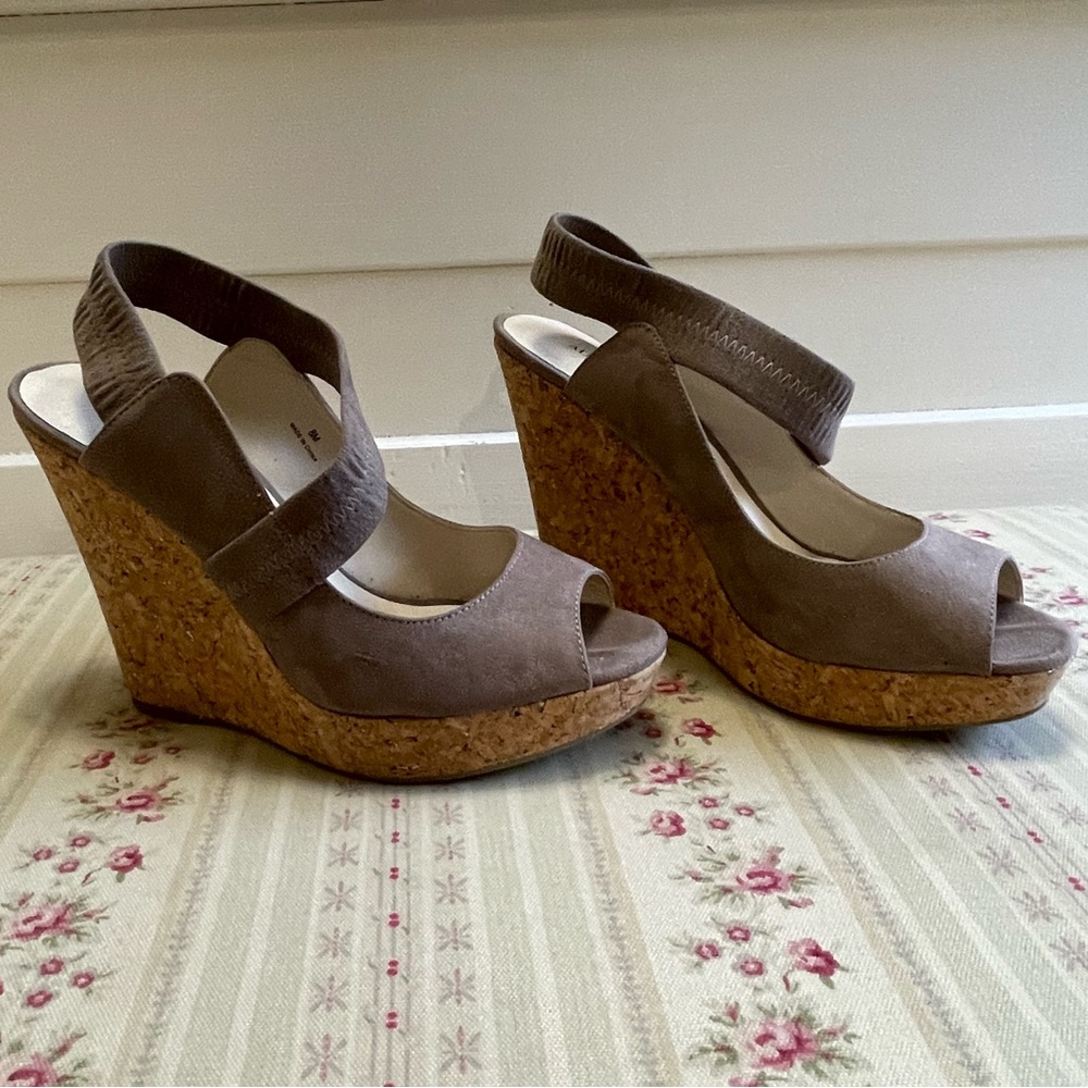 Suede wedge, size 8, taupe